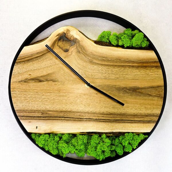 Drewniany zegar ścienny z mchem chrobotkiem 40 cm