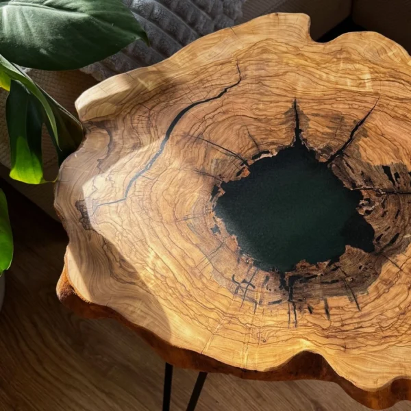Mały stolik drewniany z plastra oliwy uzupełniony zieloną żywicą