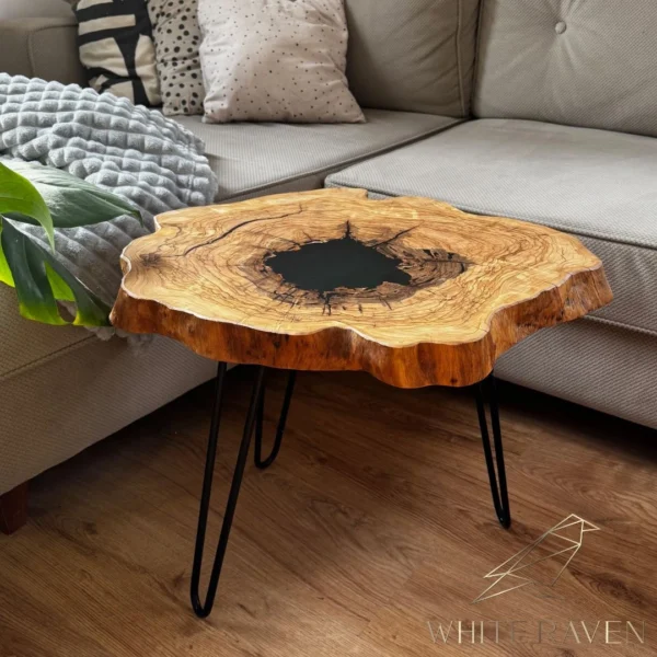 Mały stolik drewniany z plastra oliwy uzupełniony zieloną żywicą