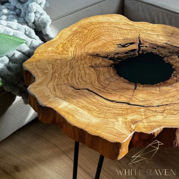 Stoliczek drewniany z drewna oliwnego z zieloną żywicą