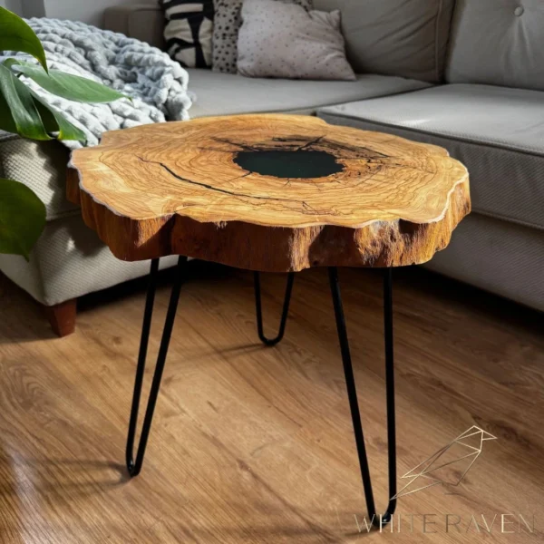 Stoliczek drewniany z drewna oliwnego z zieloną żywicą