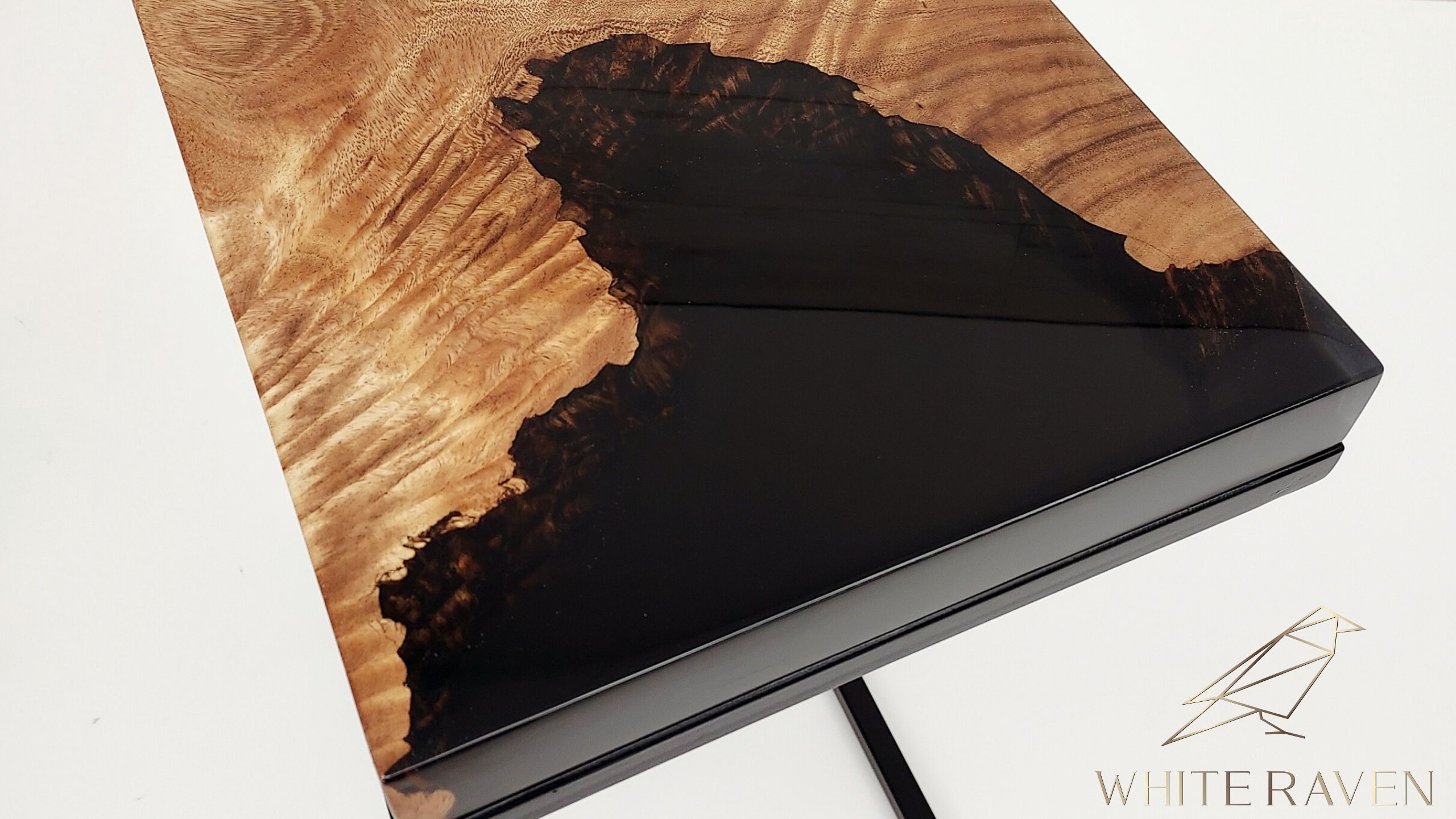 Small resin table