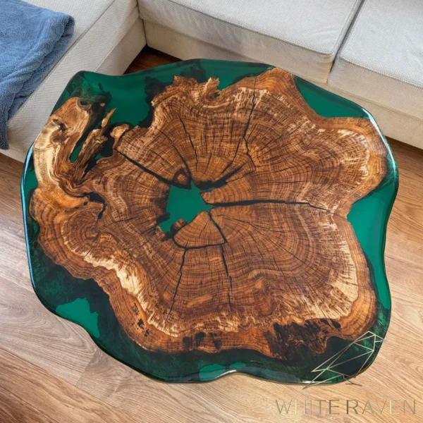 Stolik z plastra drewna z zieloną żywicą