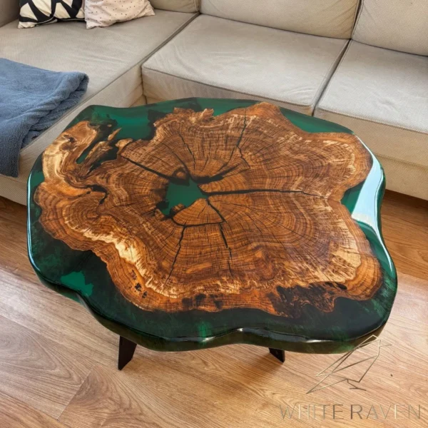 Stolik z plastra drewna z zieloną żywicą