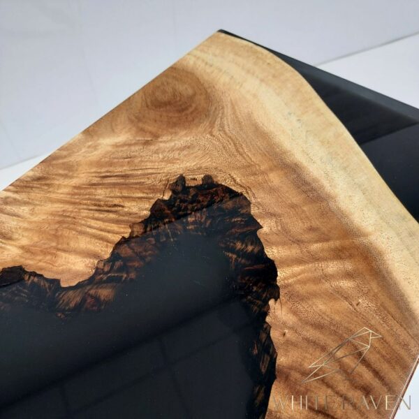 Stolik pomocniczy czarny z drewnem suar i efektem 3D