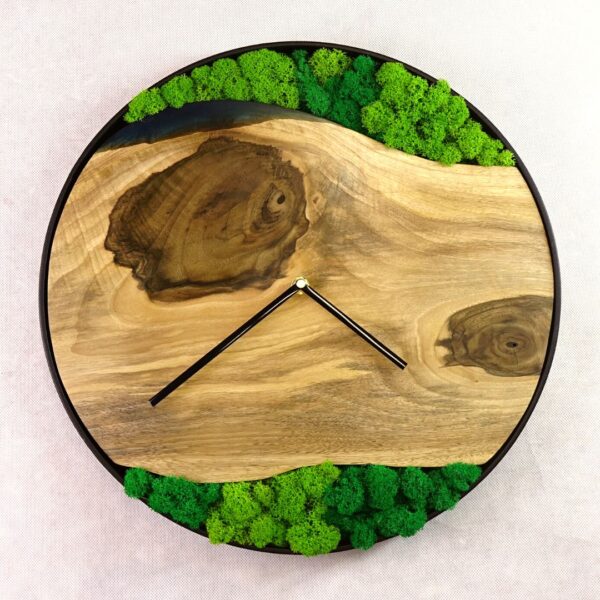 Zegar z drewna i żywicy z mchem chrobotkiem o średnicy 40 cm