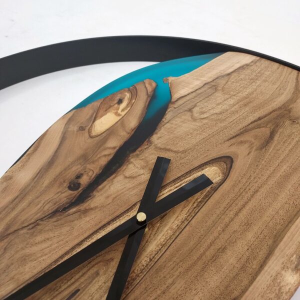 Zegar ścienny duży z drewnem i niebieską żywicą epoksydową 60 cm