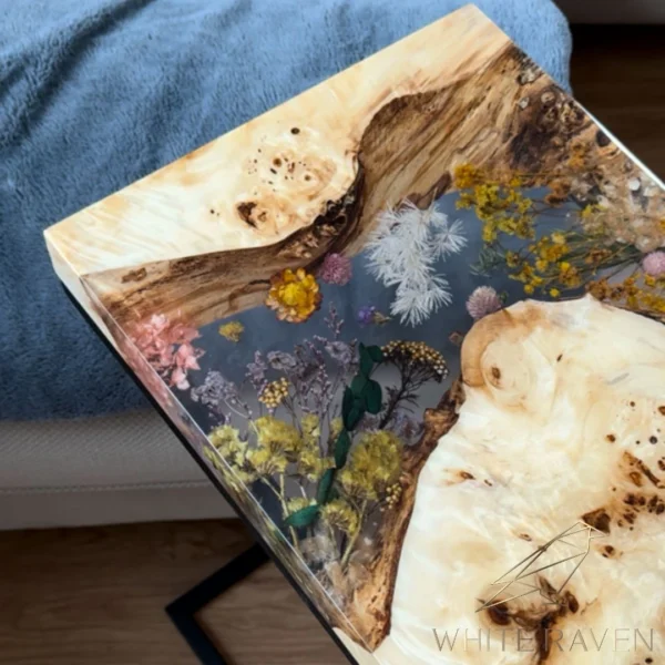 Stolik boczny z kwiatami i drewnem topoli