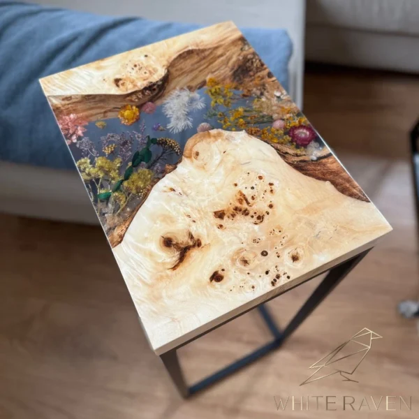 Stolik boczny z kwiatami i drewnem topoli