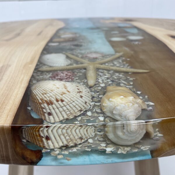 Epoxy houten tafel met verzonken schelpen UNDER THE SEA
