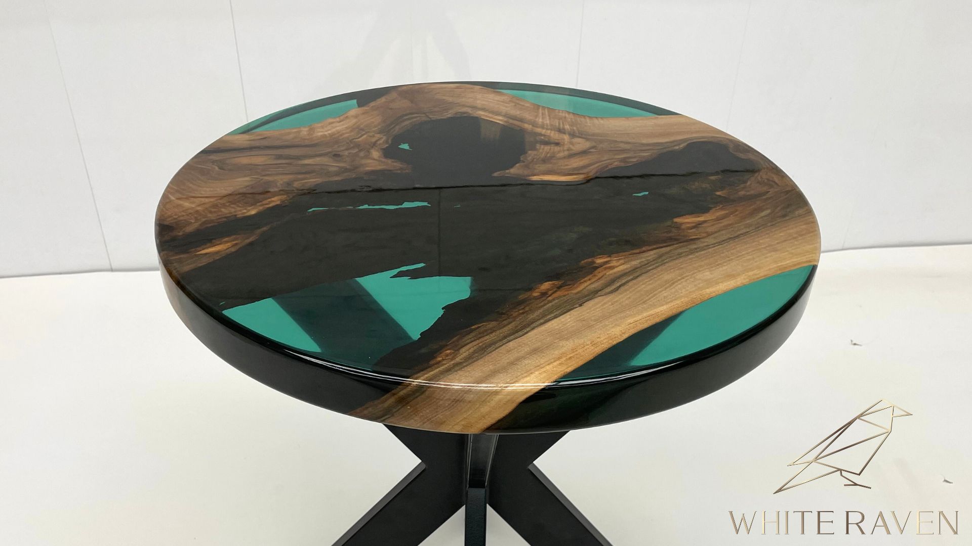 Round resin table