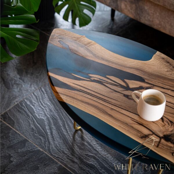 Stolik kawowy z drewna i żywicy w kształcie deski surfingowej