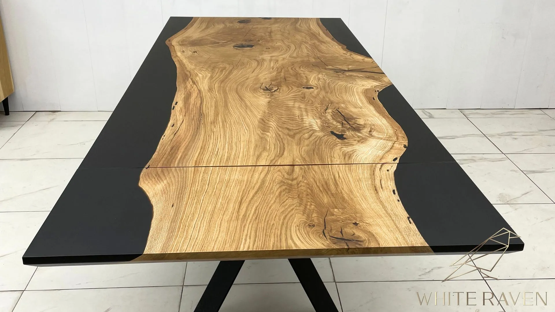 stół z czarnymi nogami