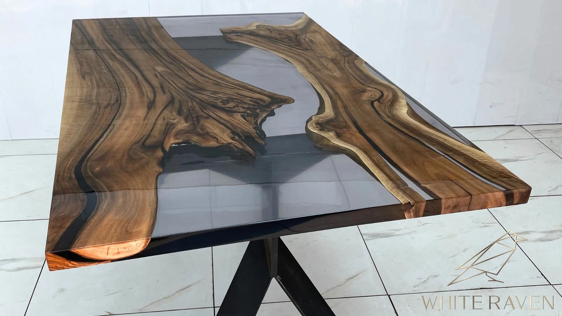 stół z drewna i żywicy