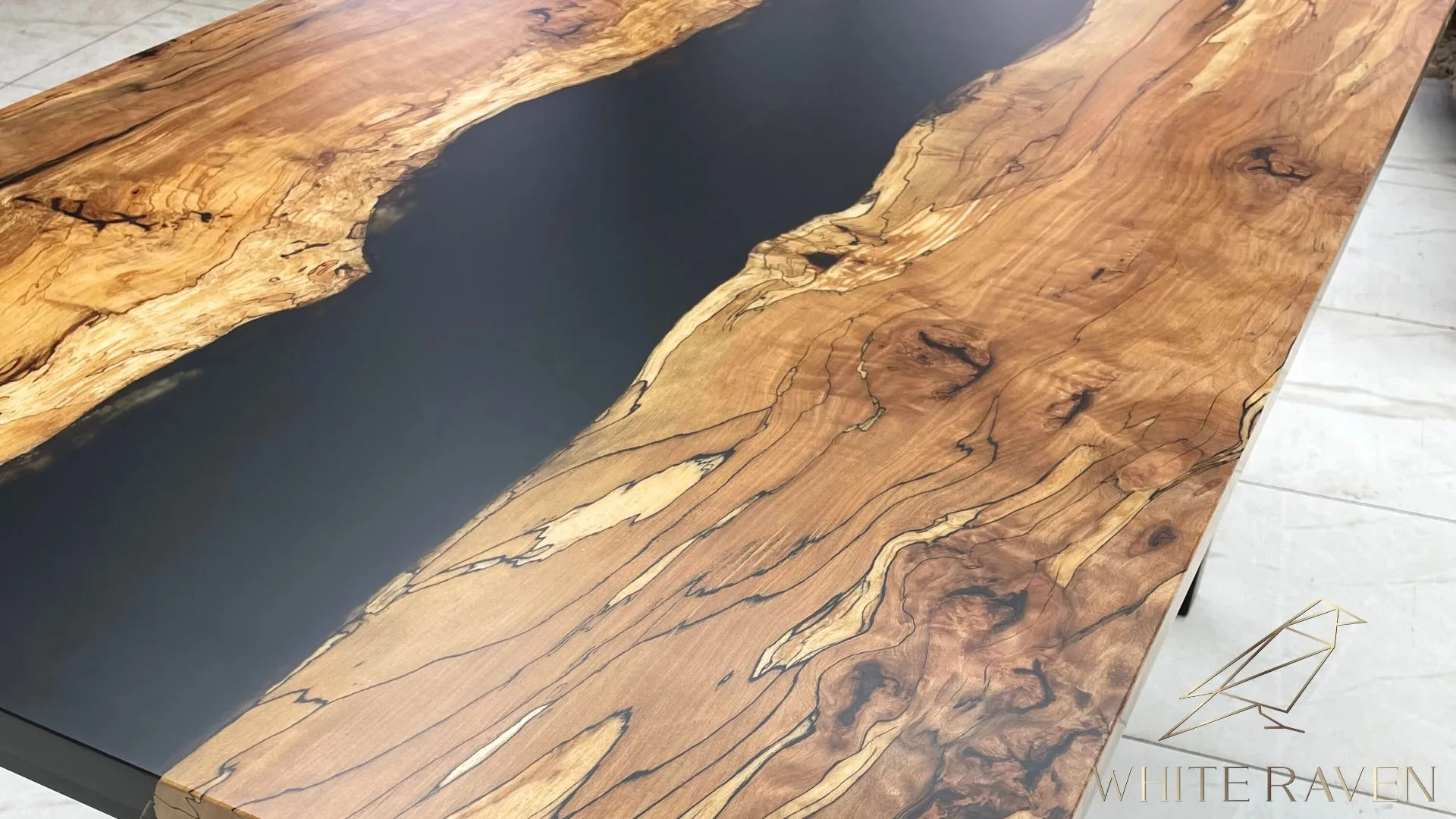 drewniany stół z czarnymi nogami