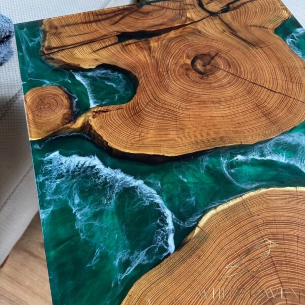 Stolik wsuwany pod kanapę z zieloną żywicą epoksydową