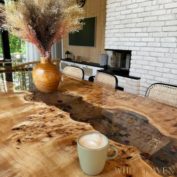 Stół z żywicy z kwiatami