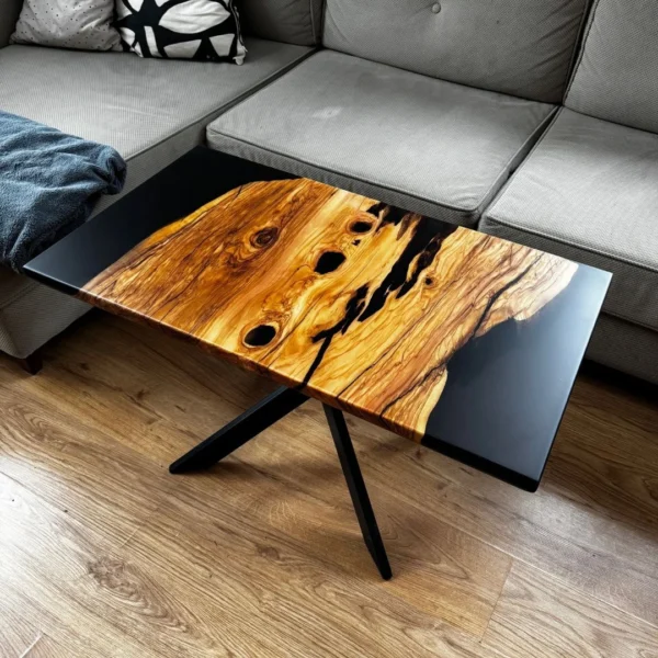 Drewniany stolik kawowy z czarną żywicą i drewnem oliwy włoskiej